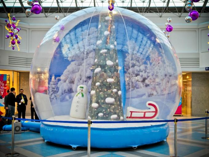 De voorraad op verkoop opblaasbare sneeuw toont ballen, de bol van de Kerstmissneeuw, de opblaasbare bal van de Kerstmisvertoning voor decoratie