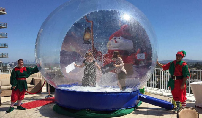 De voorraad op verkoop opblaasbare sneeuw toont ballen, de bol van de Kerstmissneeuw, de opblaasbare bal van de Kerstmisvertoning voor decoratie